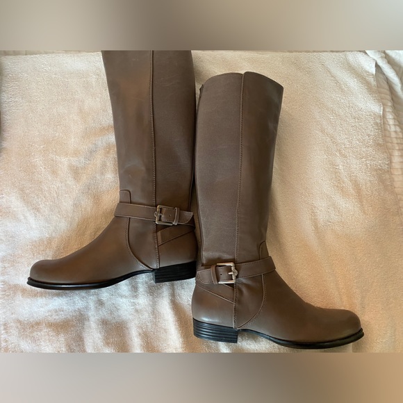 Isaac Mizrahi sz 7 HTF TAUPE leather stretch riding boots- never worn - Picture 10 of 13